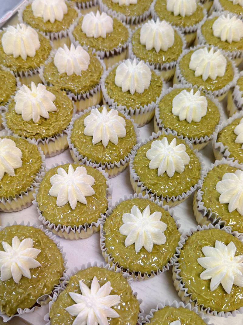 Cheesecake bites with pistachio cream, kataifi topping and whipped cream rosettes.